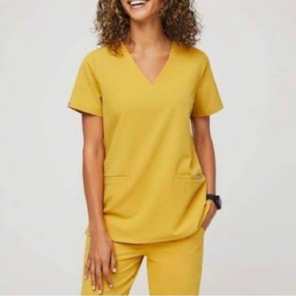 FIGS GOLD Casma top